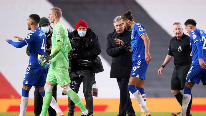 MANCHESTER, ENGLAND - FEBRUARY 06: Carlo Ancelotti, Manager of Everton embraces Dominic Calvert-Lewin of Everton at full-time after the Premier League match between Manchester United and Everton at Old Trafford on February 06, 2021 in Manchester, England. Sporting stadiums around the UK remain under strict restrictions due to the Coronavirus Pandemic as Government social distancing laws prohibit fans inside venues resulting in games being played behind closed doors. (Photo by Alex Pantling/Getty Images)
