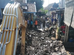 Wow, 20 Truk Sampah Diangkut dari Lokasi Banjir Kepulungan Pasuruan