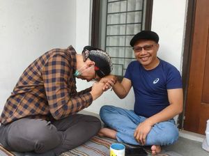 Minta Maaf Soal Islam Arogan, Abu Janda Sungkem Pada Cak Nanto Minta Maaf Soal Islam Arogan, Abu Janda Sungkem Pada Cak Nanto