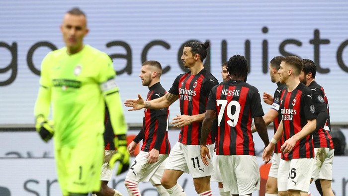 MILAN, ITALY - FEBRUARY 07: Zlatan Ibrahimovic of AC Milan celebrates with team mates after scoring their sides first goal during the Serie A match between AC Milan and FC Crotone at Stadio Giuseppe Meazza on February 07, 2021 in Milan, Italy. Sporting stadiums around Italy remain under strict restrictions due to the Coronavirus Pandemic as Government social distancing laws prohibit fans inside venues resulting in games being played behind closed doors. (Photo by Marco Luzzani/Getty Images)
