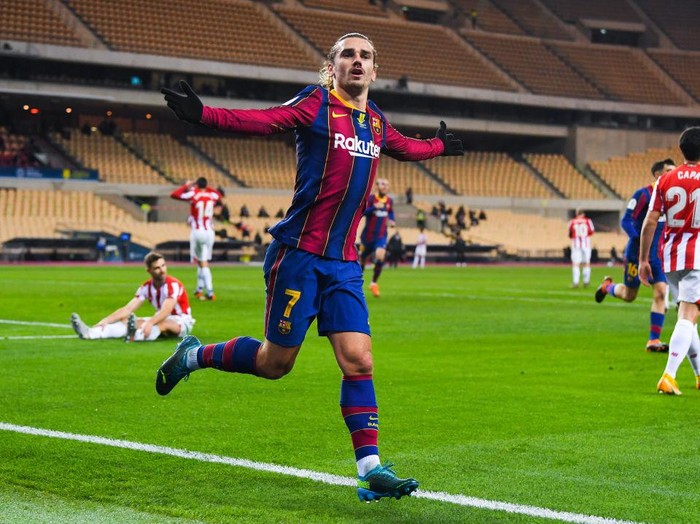 SEVILLE, SPAIN - JANUARY 17: Antoine Griezmann of FC Barcelona celebrates after scoring his team's second goal during the Supercopa de Espana Final match between FC Barcelona and Athletic Club at Estadio de La Cartuja on January 17, 2021 in Seville, Spain. Sporting stadiums around Spain remain under strict restrictions due to the Coronavirus Pandemic as Government social distancing laws prohibit fans inside venues resulting in games being played behind closed doors. (Photo by David Ramos/Getty Images)