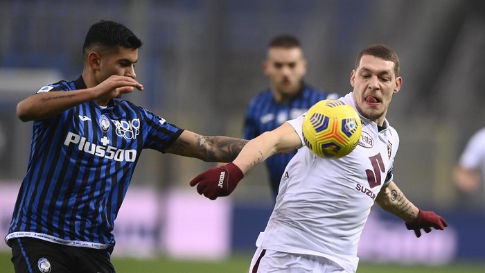 Torinos Andrea Belotti, right, and Atalantas Cristian Romero vie for the ball during the Serie A soccer match between Torino and Atalanta, at the Gewiss Stadium in Bergamo, Italy, Saturday, Feb. 6, 2021. (Fabio Ferrari/LaPresse via AP)