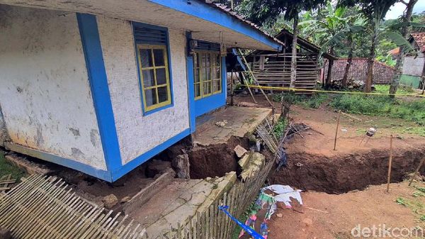 Bahaya! Retakan Akibat Tanah Gerak di Sukabumi Meluas