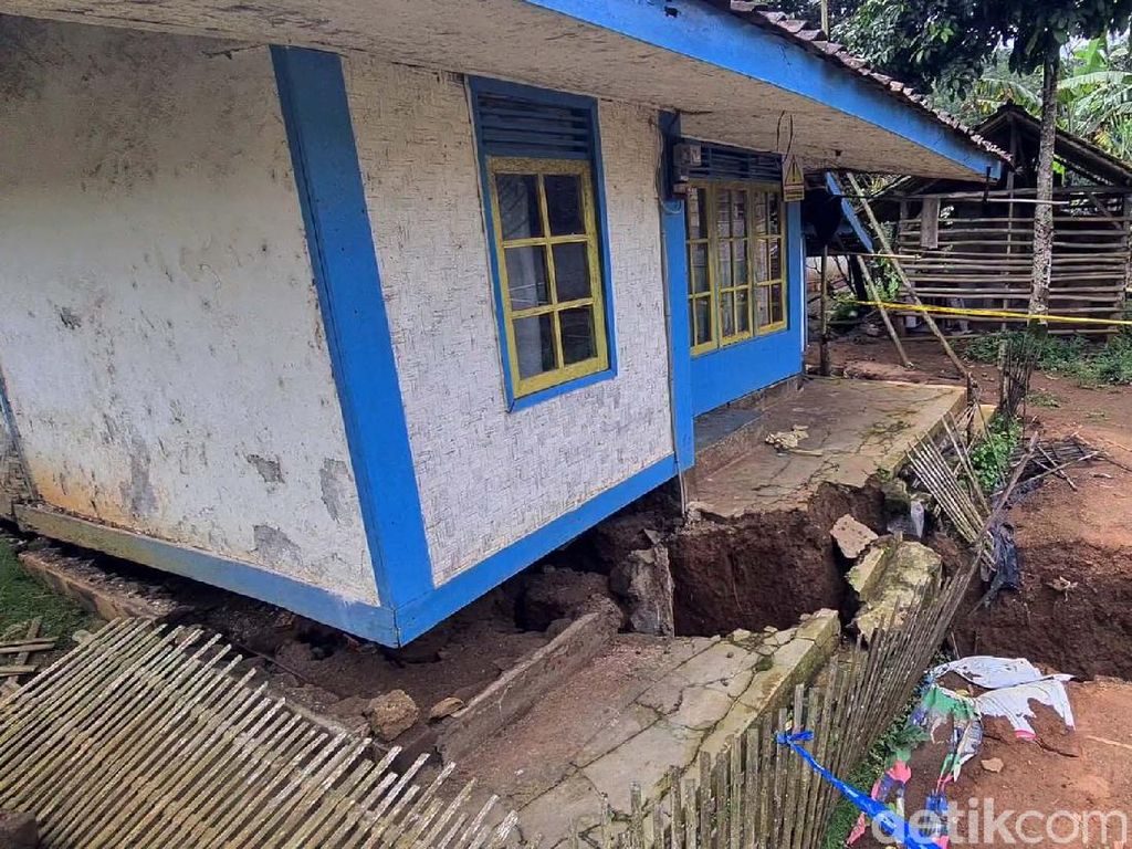 Bahaya! Retakan Akibat Tanah Gerak di Sukabumi Meluas Bahaya! Retakan Akibat Tanah Gerak di Sukabumi Meluas