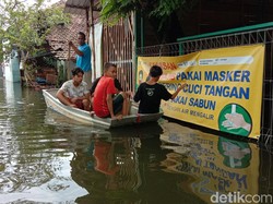 Diguyur Hujan, Banjir Berwarna Hitam-Berbau Busuk di Kudus Makin Tinggi