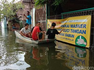 Diguyur Hujan, Banjir Berwarna Hitam-Berbau Busuk di Kudus Makin Tinggi Diguyur Hujan, Banjir Berwarna Hitam-Berbau Busuk di Kudus Makin Tinggi