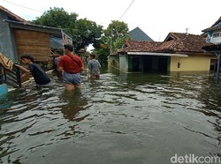 Ngeri! Banjir Berwarna Hitam-Berbau Busuk di Kudus Terus Meninggi