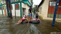 Banjir Berwarna Hitam di Kudus Belum Surut