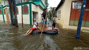 Banjir Berwarna Hitam di Kudus Belum Surut