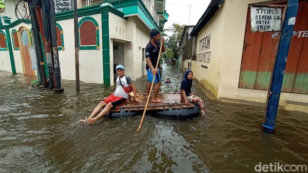 Banjir Berwarna Hitam di Kudus Belum Surut