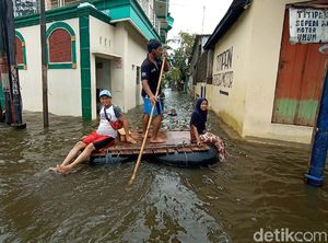 Banjir Berwarna Hitam di Kudus Belum Surut