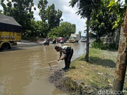Banjir di Jalur Nasional Jombang Surut Tinggalkan Lubang di Jalanan