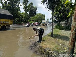 Banjir di Jalur Nasional Jombang Surut Tinggalkan Lubang di Jalanan Banjir di Jalur Nasional Jombang Surut Tinggalkan Lubang di Jalanan