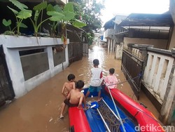 Jakarta Diguyur Hujan Deras, Pejaten Timur Banjir Hingga 1,5 Meter