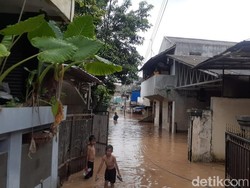 Banjir 1,5 Meter di Pejaten Timur Jaksel, 4 RW Terendam