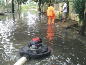 Banjir Rendam Kawasan Pejuang Bekasi, Pompa Apung Dikerahkan
