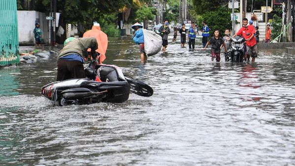Kasihan! Pemotor Jatuh saat Terobos Banjir