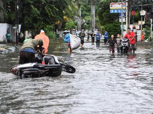 Kasihan! Pemotor Jatuh saat Terobos Banjir