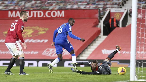 Everton's Abdoulaye Doucoure, centre, scores his side's first goal during an English Premier League soccer match between Manchester United and Everton at the Old Trafford stadium in Manchester, England, Saturday Feb. 6, 2021. (Alex Pantling/Pool via AP)