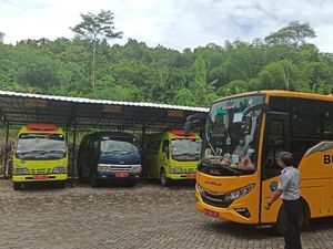 Bus Sekolah di Trenggalek Mangkrak Saat Pandemi COVID-19 Bus Sekolah di Trenggalek Mangkrak Saat Pandemi COVID-19