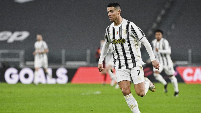 Juventus Cristiano Ronaldo goes for the ball during the Serie A soccer match between Juventus and Roma, at the Allianz Stadium in Turin, Italy, Saturday, Feb. 6, 2021. (Marco Alpozzi/LaPresse via AP)