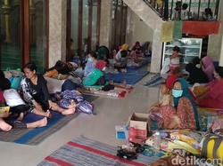 Kondisi Menurun, 1 Pengungsi Banjir di Kota Pekalongan Dievakuasi ke RS