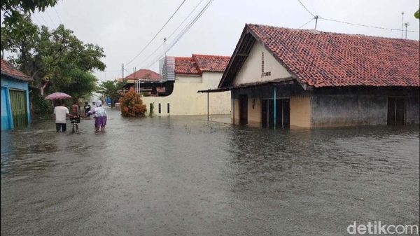 Gawat! Banjir di Pekalongan Makin Tinggi