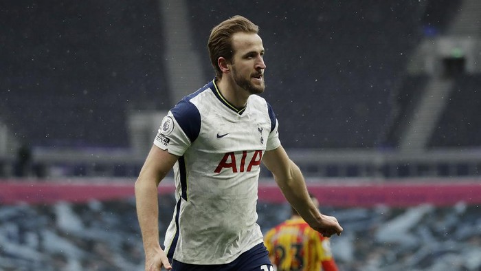 LONDON, ENGLAND - FEBRUARY 07: Harry Kane of Tottenham Hotspur celebrates after scoring their sides first goal during the Premier League match between Tottenham Hotspur and West Bromwich Albion at Tottenham Hotspur Stadium on February 07, 2021 in London, England. Sporting stadiums around the UK remain under strict restrictions due to the Coronavirus Pandemic as Government social distancing laws prohibit fans inside venues resulting in games being played behind closed doors. (Photo by Matt Dunham - Pool/Getty Images)