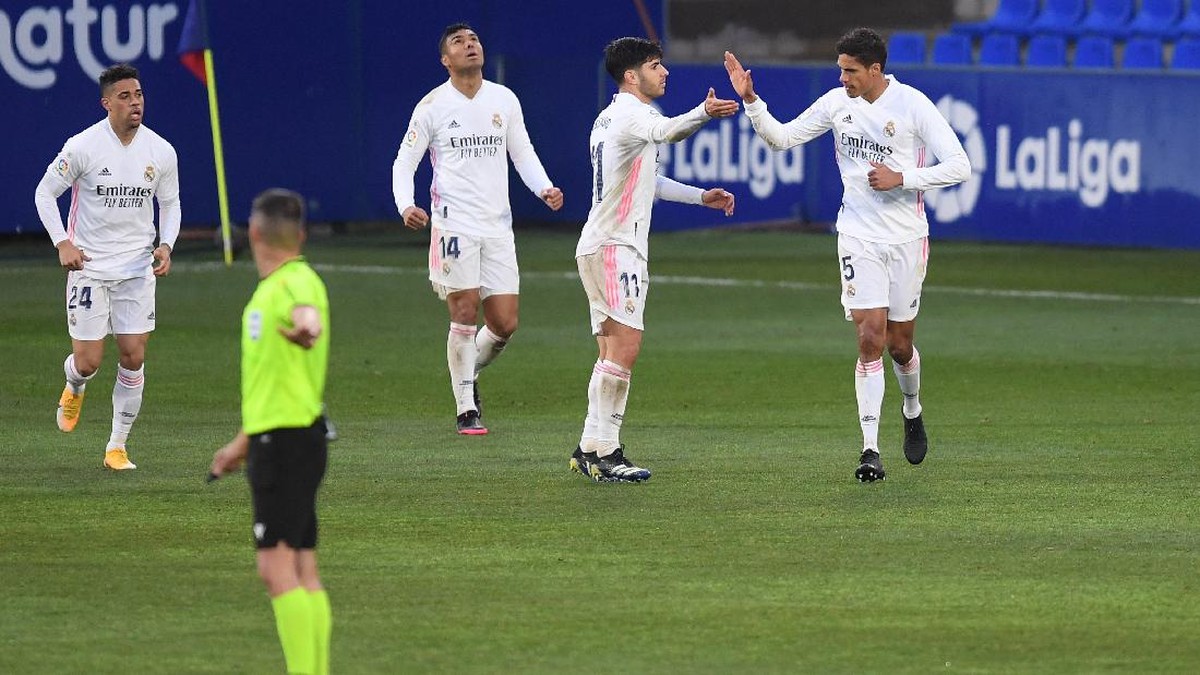 Raphael Varane (kanan) membuat dua gol saat Real Madrid mengalahkan Huesca 2-1. (Foto: Alex Caparros/Getty Images)