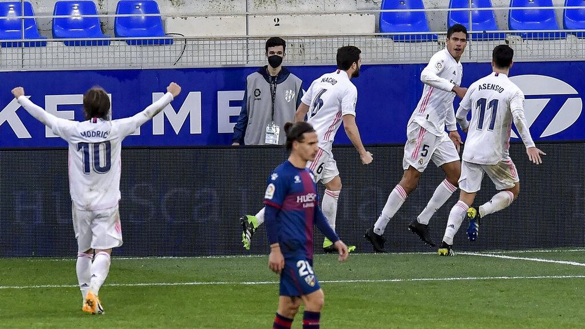 Real Madrid kalahkan Huesca 2-1 lewat dua gol Raphael Varane (AP/Alvaro Barrientos)