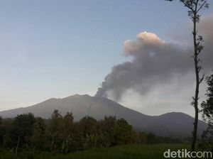 10 Penerbangan Bandara Banyuwangi Dibatalkan Gegara Gunung Raung Erupsi