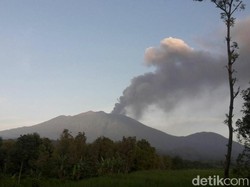 10 Penerbangan Bandara Banyuwangi Dibatalkan Gegara Gunung Raung Erupsi