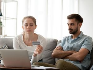 Suami Istri Kerja, Atur Keuangannya Bagaimana?