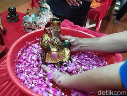 Jelang Imlek, Patung Dewa di Kelenteng Hok Tek Bio Ciamis Dibersihkan