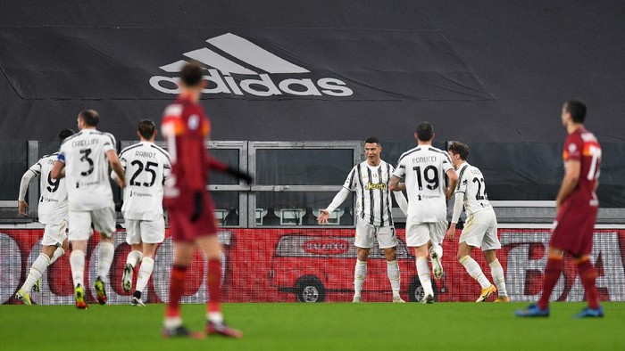 TURIN, ITALY - FEBRUARY 06: Cristiano Ronaldo of Juventus celebrates with teammates after scoring his teams first goal during the Serie A match between Juventus and AS Roma at Allianz Stadium on February 06, 2021 in Turin, Italy. Sporting stadiums around Italy remain under strict restrictions due to the Coronavirus Pandemic as Government social distancing laws prohibit fans inside venues resulting in games being played behind closed doors. (Photo by Valerio Pennicino/Getty Images)