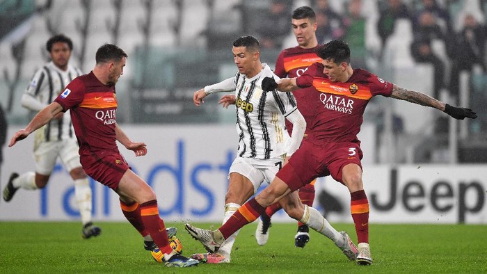 TURIN, ITALY - FEBRUARY 06: Cristiano Ronaldo of Juventus is challenged by Jordan Veretout of A.S Roma and Ibanez of A.S Roma during the Serie A match between Juventus and AS Roma at Allianz Stadium on February 06, 2021 in Turin, Italy. Sporting stadiums around Italy remain under strict restrictions due to the Coronavirus Pandemic as Government social distancing laws prohibit fans inside venues resulting in games being played behind closed doors. (Photo by Valerio Pennicino/Getty Images)