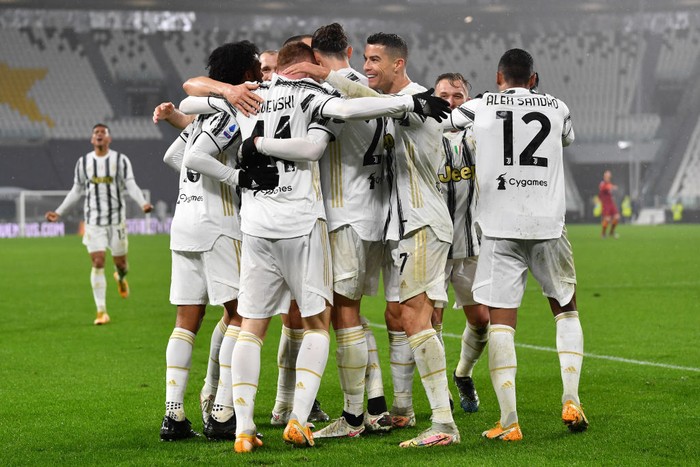 TURIN, ITALY - FEBRUARY 06: Juan Cuadrado, Dejan Kulusevski, Alex Sandro, and Cristiano Ronaldo of Juventus celebrate with their teammates following their teams second goal, an own goal by Ibanez of A.S Roma (not pictured) during the Serie A match between Juventus and AS Roma at Allianz Stadium on February 06, 2021 in Turin, Italy. Sporting stadiums around Italy remain under strict restrictions due to the Coronavirus Pandemic as Government social distancing laws prohibit fans inside venues resulting in games being played behind closed doors. (Photo by Valerio Pennicino/Getty Images)