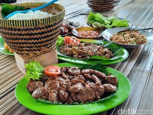 Sedapnya Menyantap Nasi Liwet dengan Pemandangan Sawah Mulyaharja Sedapnya Menyantap Nasi Liwet dengan Pemandangan Sawah Mulyaharja
