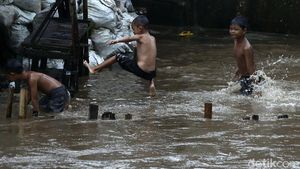 Keceriaan Anak Bukit Duri Bermain di Luapan Sungai Ciliwung