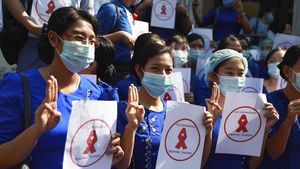 Ketika Guru dan Nakes Protes Kudeta Militer di Myanmar