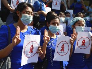 Ketika Guru dan Nakes Protes Kudeta Militer di Myanmar Ketika Guru dan Nakes Protes Kudeta Militer di Myanmar