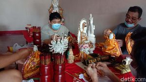 Klenteng Hok Tik Bio Kebanjiran, Patung Dewa Dibersihkan