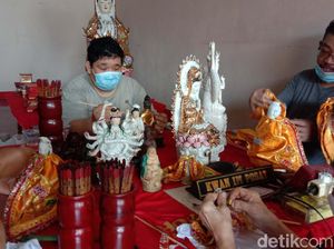 Klenteng Hok Tik Bio Kebanjiran, Patung Dewa Dibersihkan