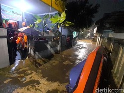 Belasan KK Mengungsi Akibat Banjir 1,5 Meter di Pejaten Timur