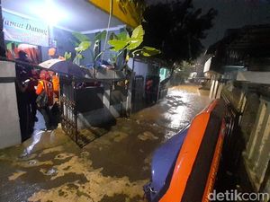 Belasan KK Mengungsi Akibat Banjir 1,5 Meter di Pejaten Timur Belasan KK Mengungsi Akibat Banjir 1,5 Meter di Pejaten Timur