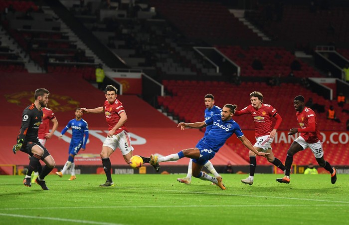 MANCHESTER, ENGLAND - FEBRUARY 06: Dominic Calvert-Lewin of Everton scores their teams third goal past David De Gea of Manchester United during the Premier League match between Manchester United and Everton at Old Trafford on February 06, 2021 in Manchester, England. Sporting stadiums around the UK remain under strict restrictions due to the Coronavirus Pandemic as Government social distancing laws prohibit fans inside venues resulting in games being played behind closed doors. (Photo by Michael Regan/Getty Images)