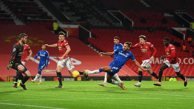 MANCHESTER, ENGLAND - FEBRUARY 06: Dominic Calvert-Lewin of Everton scores their team's third goal past David De Gea of Manchester United during the Premier League match between Manchester United and Everton at Old Trafford on February 06, 2021 in Manchester, England. Sporting stadiums around the UK remain under strict restrictions due to the Coronavirus Pandemic as Government social distancing laws prohibit fans inside venues resulting in games being played behind closed doors. (Photo by Michael Regan/Getty Images)
