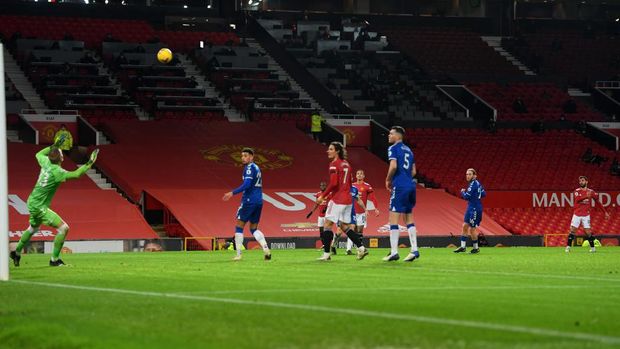 MANCHESTER, ENGLAND - FEBRUARY 06: Bruno Fernandes of Manchester United scores their team's second goal past Robin Olsen of Everton during the Premier League match between Manchester United and Everton at Old Trafford on February 06, 2021 in Manchester, England. Sporting stadiums around the UK remain under strict restrictions due to the Coronavirus Pandemic as Government social distancing laws prohibit fans inside venues resulting in games being played behind closed doors. (Photo by Michael Regan/Getty Images)