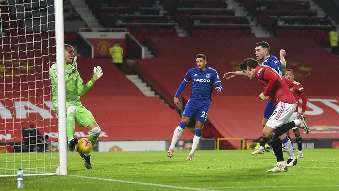 Manchester Uniteds Edinson Cavani, 2nd right, scores the opening goal during an English Premier League soccer match between Manchester United and Everton at the Old Trafford stadium in Manchester, England, Saturday Feb. 6, 2021. (Michael Regan/Pool via AP)