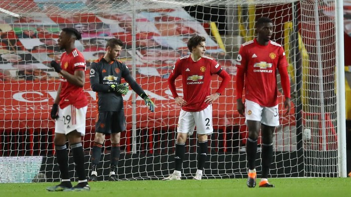MANCHESTER, ENGLAND - FEBRUARY 06: David De Gea and Victor Lindeloef of Manchester United look dejected after Evertons third goal during the Premier League match between Manchester United and Everton at Old Trafford on February 06, 2021 in Manchester, England. Sporting stadiums around the UK remain under strict restrictions due to the Coronavirus Pandemic as Government social distancing laws prohibit fans inside venues resulting in games being played behind closed doors. (Photo by Martin Rickett - Pool/Getty Images)